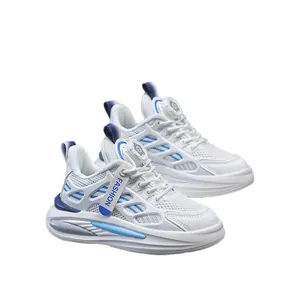 Baskets en mesh blanc respirant pour garçons avec détails bleus et boucle rotative