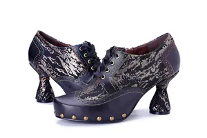Eleganti tacchi alti in pelle nera con accenti stampati in oro e borchie in metallo