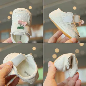 Chaussures de marche souples crème pour bébé avec décoration cerise