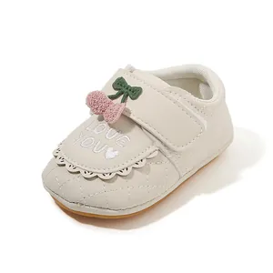 Chaussures de marche bébé blanc crème à semelle souple avec motif cerise brodé