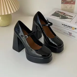 Schwarze Plateau-Mary-Janes aus Lackleder mit dickem Absatz im Vintage-Stil