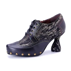 Dettaglio macro di scarpe vintage in pelle con tacco alto, stampa floreale e borchie