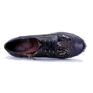 Dettaglio di scarpe con tacco in vera pelle con cuciture colorate e inserti floreali.