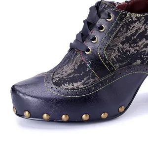 Stivaletti con tacco alto in pelle nera stile vintage con stampa floreale e borchie