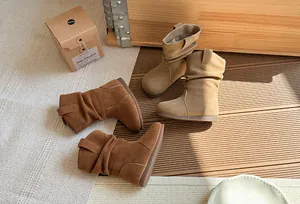 Vue détaillée de bottines en daim pour enfants avec un design plissé rétro chaud
