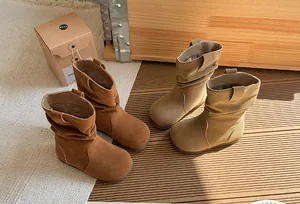 Vue détaillée des bottines rétro en daim plissé pour filles aux tons chauds
