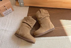Vue détaillée des bottines plissées en daim marron vintage pour filles avec doublure