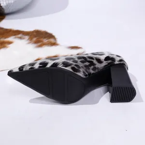 Gedetailleerd zijaanzicht van stijlvolle luipaardprint pumps met blokhak en puntige neus