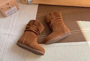 Vue détaillée de bottes froncées en daim marron pour filles, style vintage.