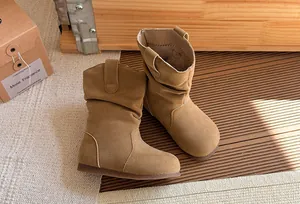 Détail de bottines en daim marron pour filles, style Maillard vintage avec plis