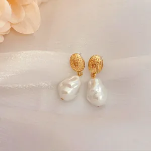 Dettaglio orecchini vintage con perle barocche irregolari e base dorata