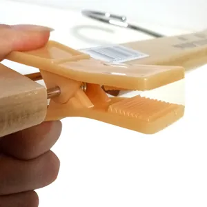Robuster Hosenbügel aus Holz mit rutschfestem Clip für die Schrankaufbewahrung.