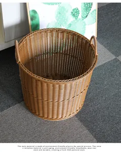 Vue détaillée d'un panier à linge en plastique tressé marron imitation rotin