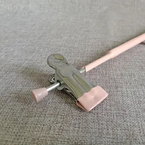 Cintre à pantalons en acier inoxydable rose avec clips antidérapants pour jupes