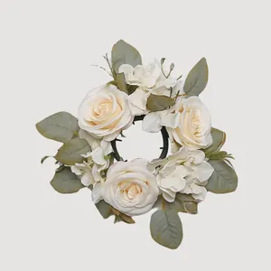 Primer plano de corona de rosas crema y hortensias para decoración de velas