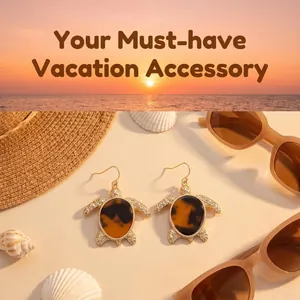 Detalle de pendientes de tortuga vintage con patrón de carey para las vacaciones