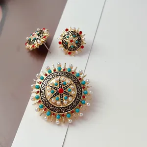 Dettaglio set gioielli stile vintage con spilla a stella e orecchini di perle