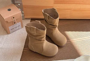 Vue détaillée de bottines plissées en daim marron pour filles de style rétro chic