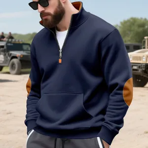 Detail van donkerblauw heren-sweatshirt met rits en stijlvolle bruine elleboogstukken