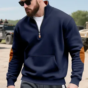 Detailopname van een marineblauwe herensweatshirt met kwart rits en bruine elleboogstukken