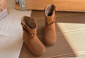 Détail de bottes plissées marron givré pour filles avec doublure en polaire chaude