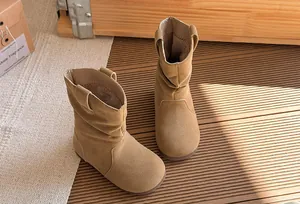 Détail de bottines en similicuir suédé pour filles avec un design plissé vintage chic