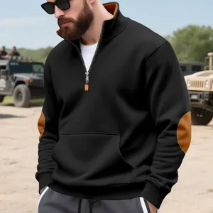 Detail van zwaar zwart heren sweatshirt met kwart rits en oranje elleboogstukken