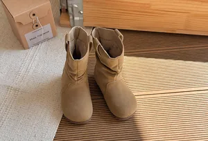 Bottes en daim beige pour filles avec détails plissés élégants et un style rétro Maillard