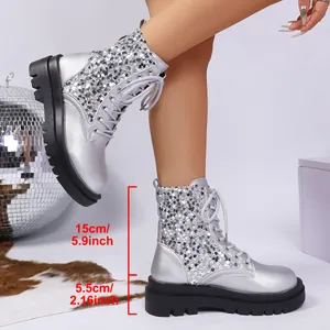 Dettaglio misura con altezza gambale 15cm e plateau 5,5cm su stivaletti argento con paillettes