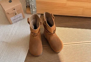 Vue détaillée des bottines plissées marron pour filles avec doublure chaude