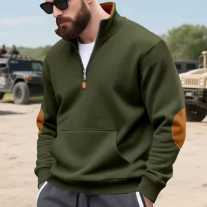 Casual olijfgroene heren-sweatshirt met kwartrits en contrasterende elleboogstukken.