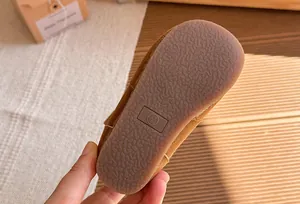 Détail de la semelle en caoutchouc antidérapante pour bottes en daim marron pour enfant