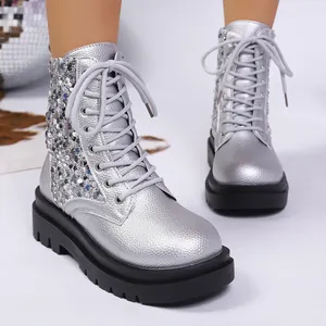 Primo piano di stivali Martin platform argento con decorazioni di paillettes lucide