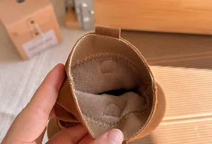 Gros plan sur la doublure chaude en polaire des bottes d'hiver pour filles