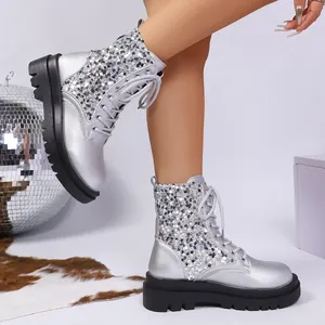 Vista dettagliata di stivaletti platform con paillettes argento da donna in festa