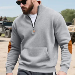 Detail van zwaargewicht heren fleece sweatshirt met halve rits en contrast elleboogstukken