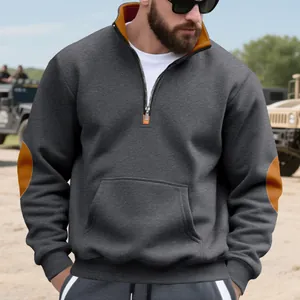Gedetailleerde weergave van een grijze sweater met kwart rits en stijlvolle elleboogstukken