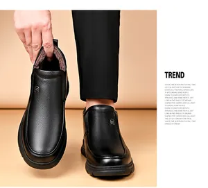 Détail de bottes d'hiver en cuir noir pour hommes avec doublure en peluche chaude.