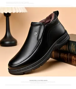 Gros plan de bottines d'hiver pour homme en cuir véritable et doublure en fourrure