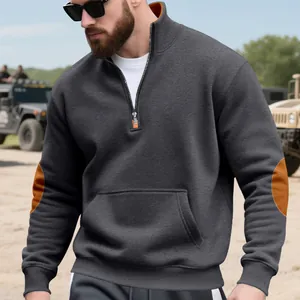 Detailweergave van grijze herensweatshirt met kwartrits en bruine elleboogstukken