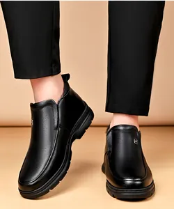 Détail des bottes d'hiver pour hommes en cuir noir avec doublure en fourrure et semelle épaisse