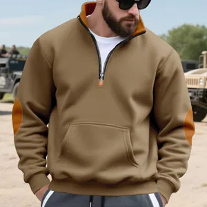 Detailweergave van kaki heren sweatshirt met halve rits en oranje elleboogstukken