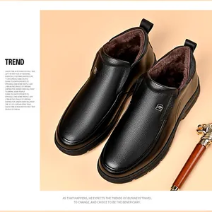 Détail de bottes d'hiver en cuir noir haut de gamme pour hommes avec doublure polaire