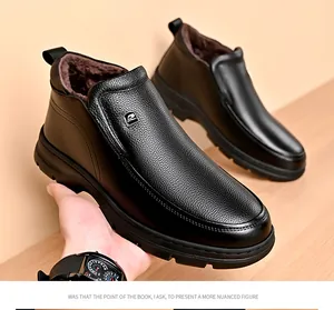 Gros plan de bottes d'hiver en cuir noir pour hommes avec doublure en peluche