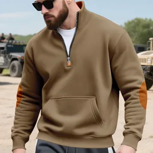 Detailweergave van bruin zwaar sweatshirt met halve rits en contrast elleboogstukken