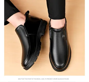 Vue de dessus de bottes de neige pour hommes en cuir noir texturé avec semelles épaisses.
