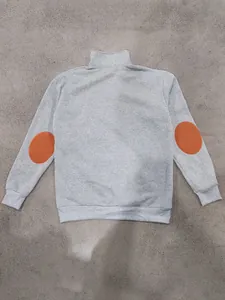 Detail van de achterkant van een grijze fleece trui met oranje elleboogstukken