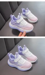 Détail des baskets de sport respirantes en mesh pour filles avec dégradé violet et rose