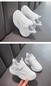 Vue détaillée des baskets blanches en maille respirante pour filles avec scratchs