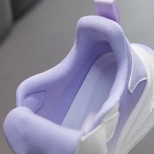 Détail de la doublure en maille respirante des baskets pour filles violet et blanc